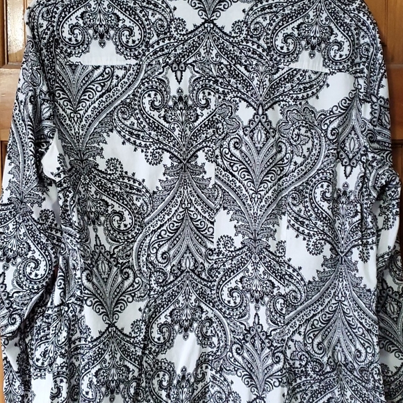 Beautiful black and white button up - Picture 2 of 8